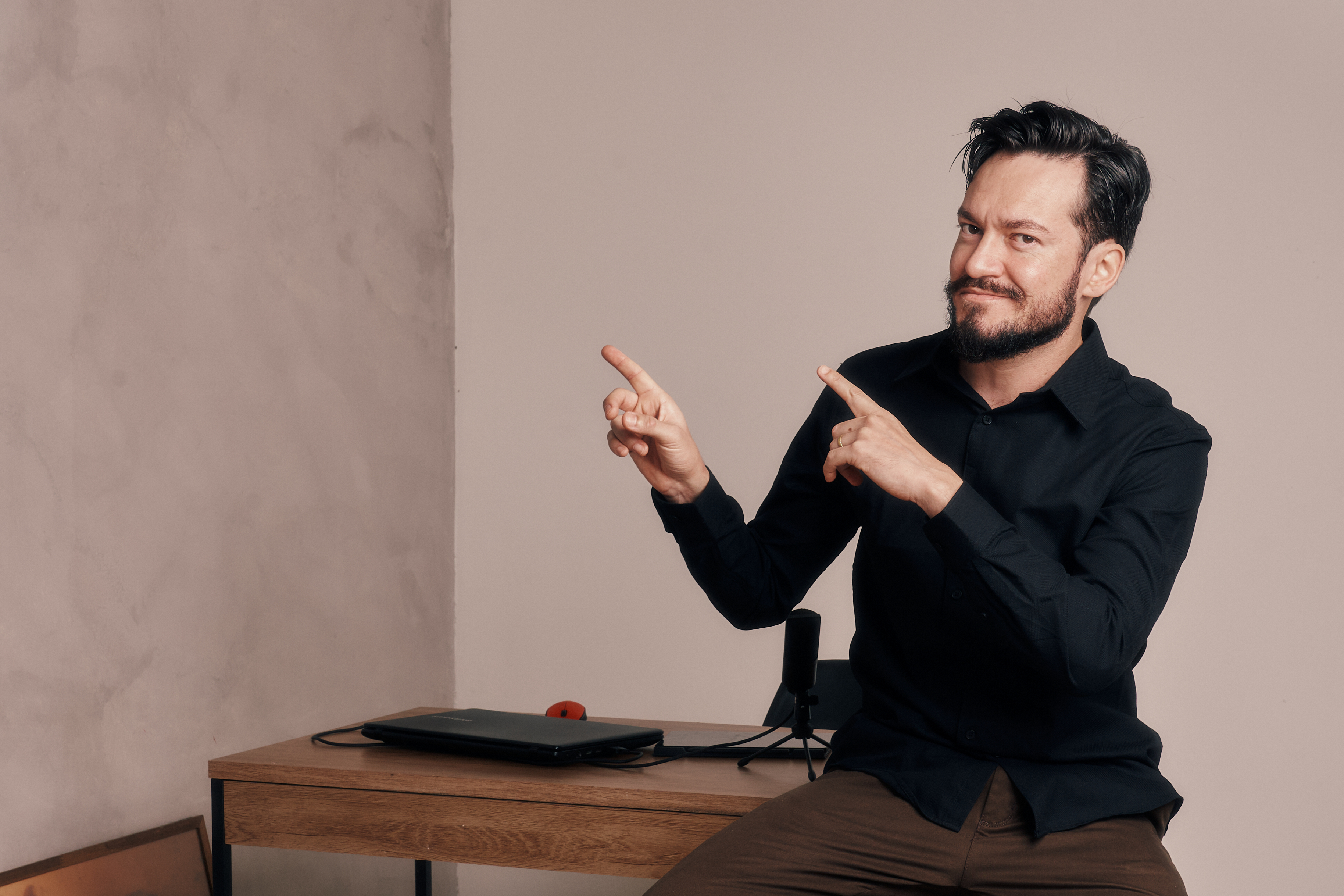 Professor Bruno Apontando